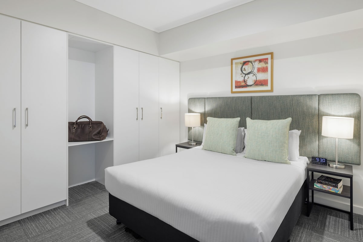 Appartamento Executive, 1 camera da letto | Una cassaforte in camera, una scrivania, postazione laptop