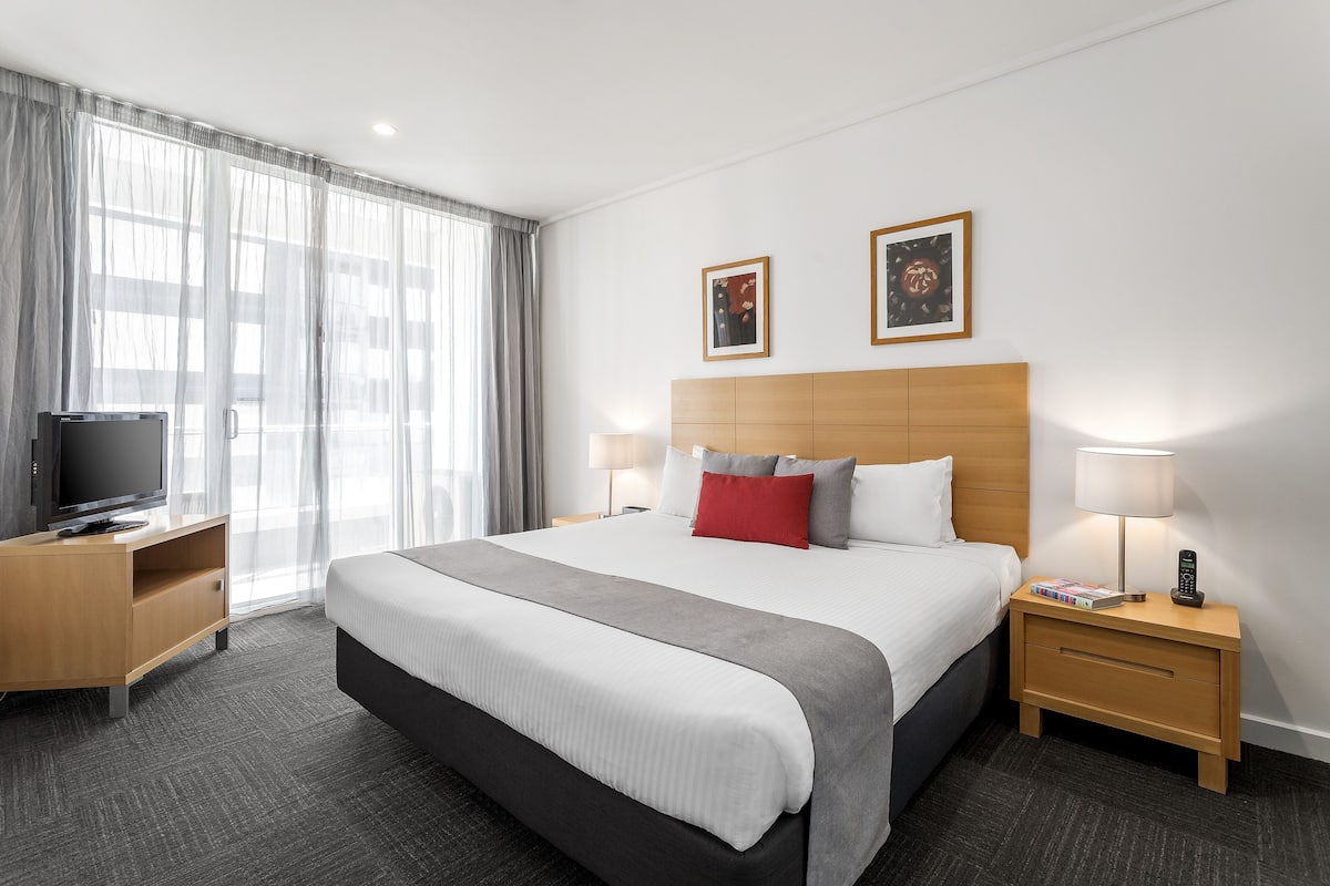 Executive Two Bedroom Apartment | 1 bedroom, in-room safe, desk, laptop workspace