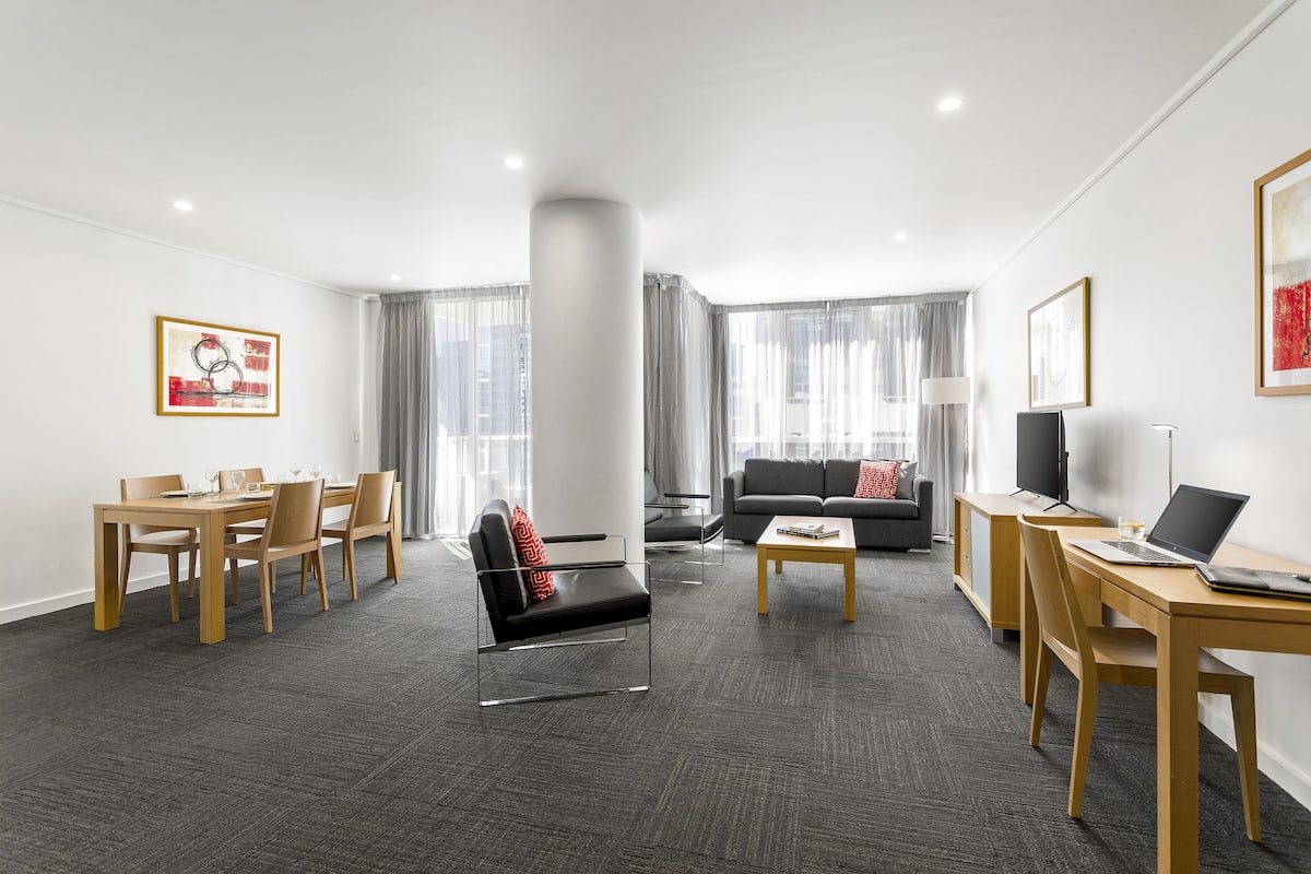 Leilighet – deluxe, 2 soverom | Oppholdsområde | LED-TV