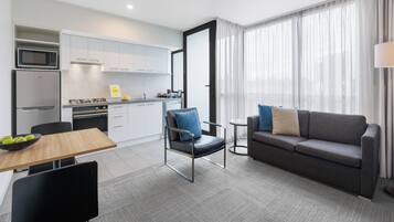 Appartement, 1 slaapkamer | Woonruimte | Een ledtelevisie