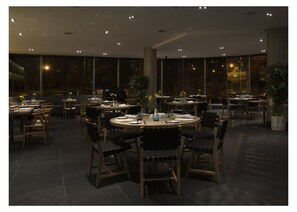 供应晚餐和欢乐时光优惠