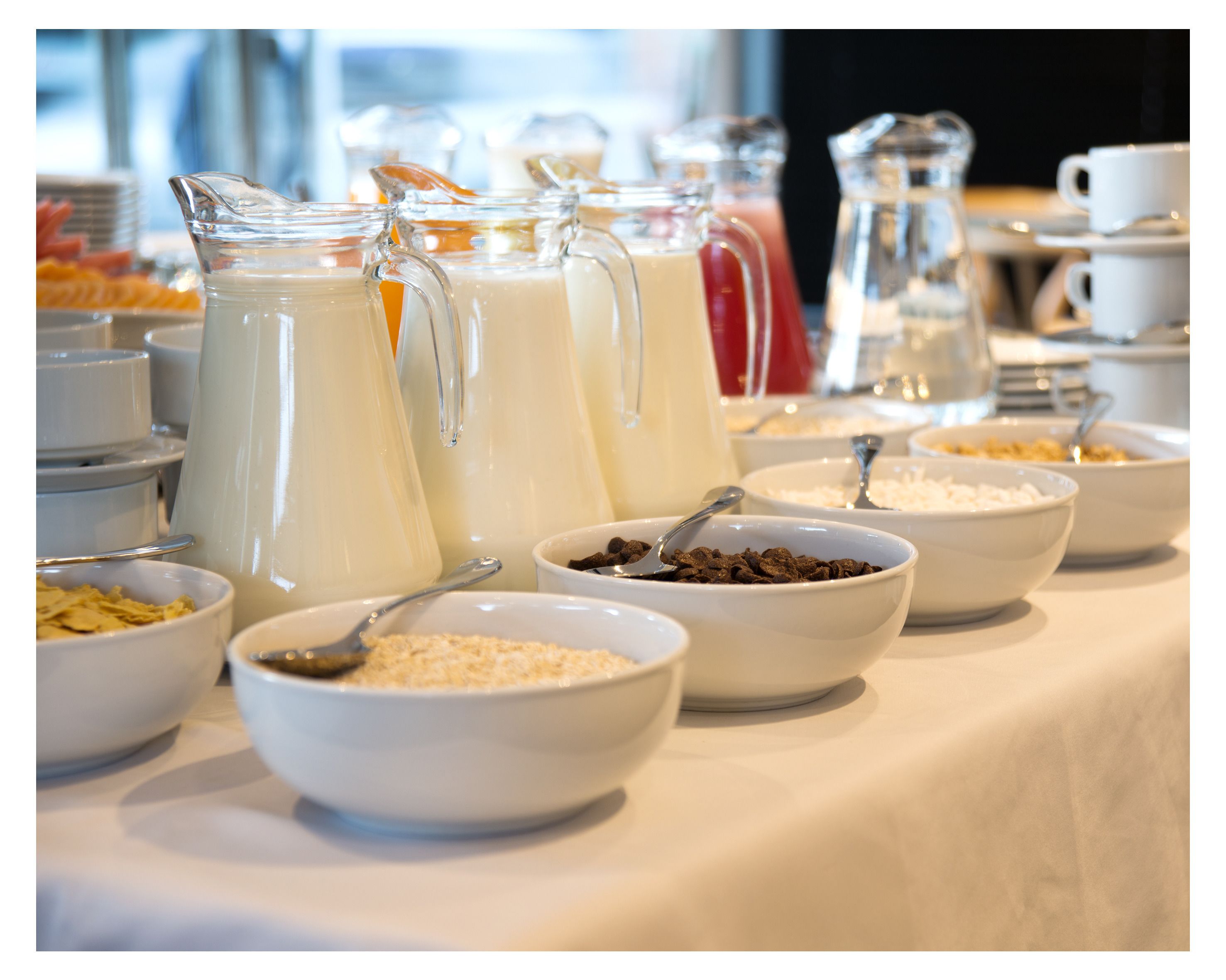 Uma mesa de buffet com diversos alimentos e bebidas.