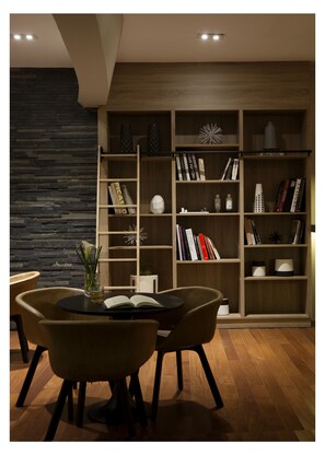 供应晚餐和欢乐时光优惠