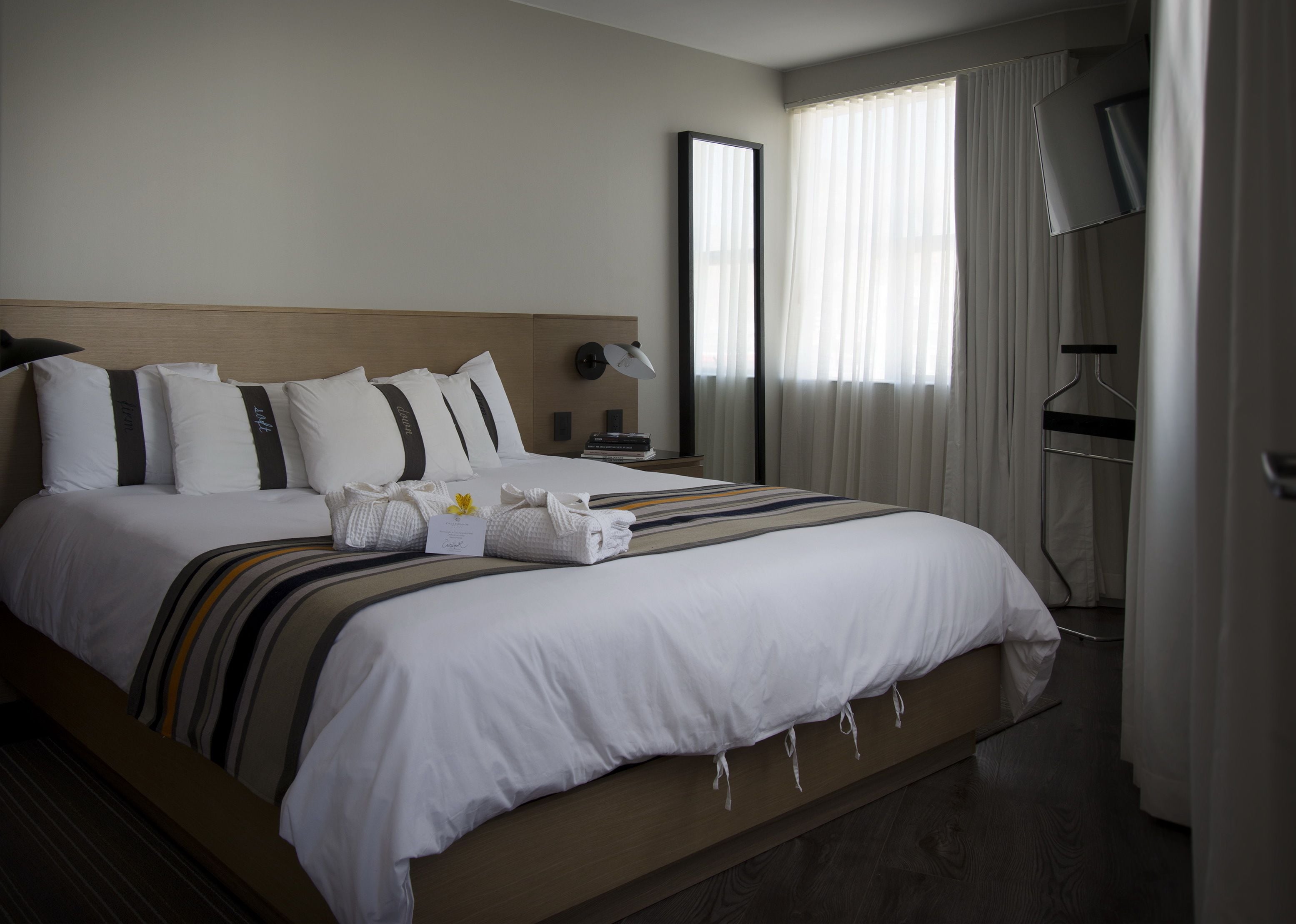 luxury room, 1 king bed | premium bedding, down duvets, minibar, in-room safe