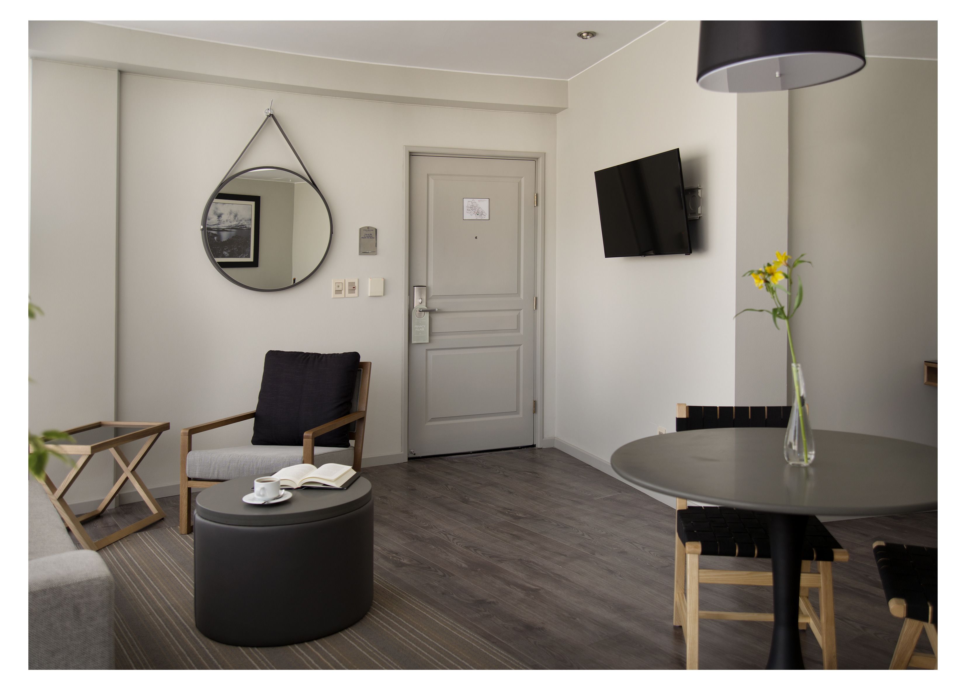 Luxe kamer, 1 kingsize bed | Woonruimte | Een 32-inch lcd-televisie met kabelzenders, televisie en een dvd-speler