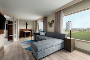 Suite ejecutiva, 1 habitación | Sala de estar | Smart TV de 55 pulgadas con canales digitales, televisión y Netflix 