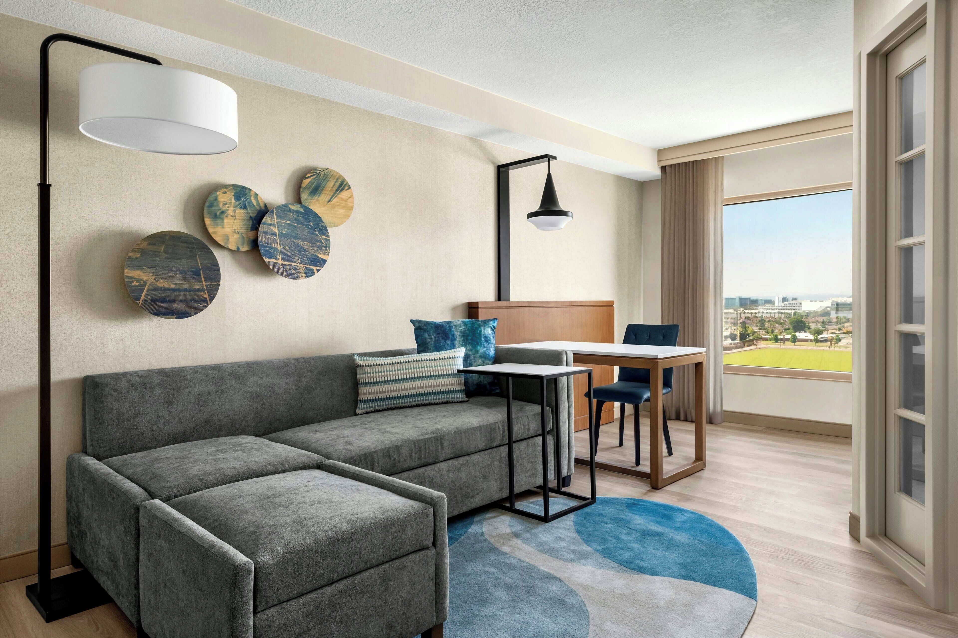 Suite, 1 King Bed with Sofa bed | Oppholdsrom | En 55-tommers smart-TV med digitale kanaler samt TV og Netflix