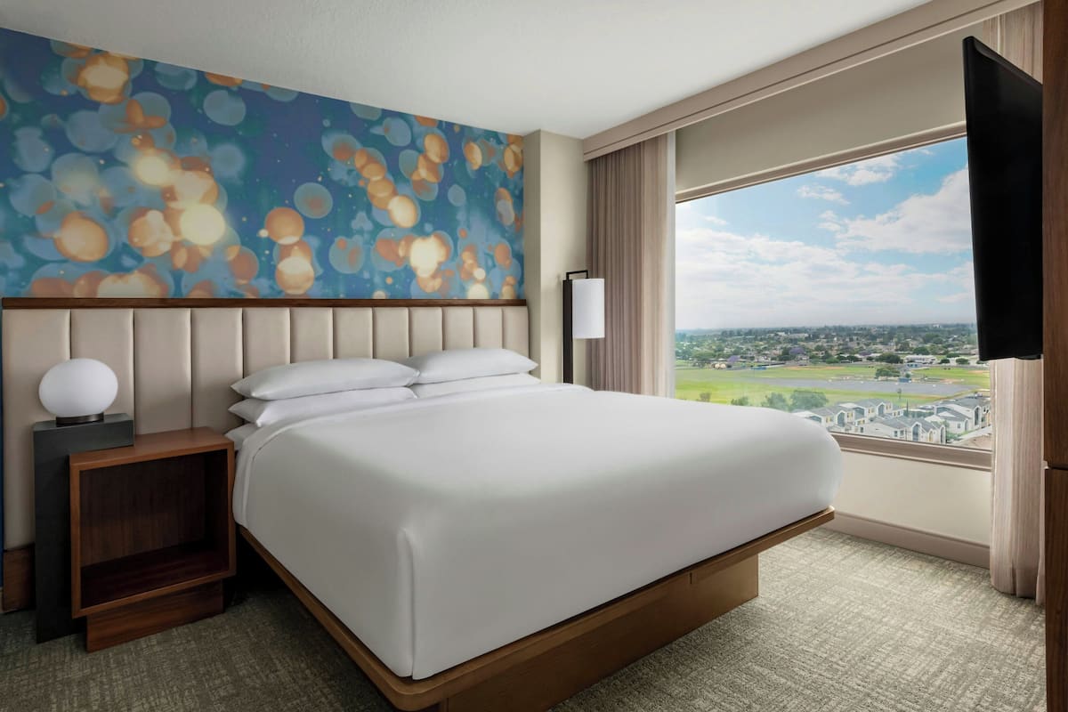 1 bedroom, pillow-top beds, desk, laptop workspace
