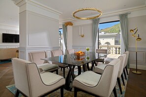 Executive Suite, 1 Double Bed, City View