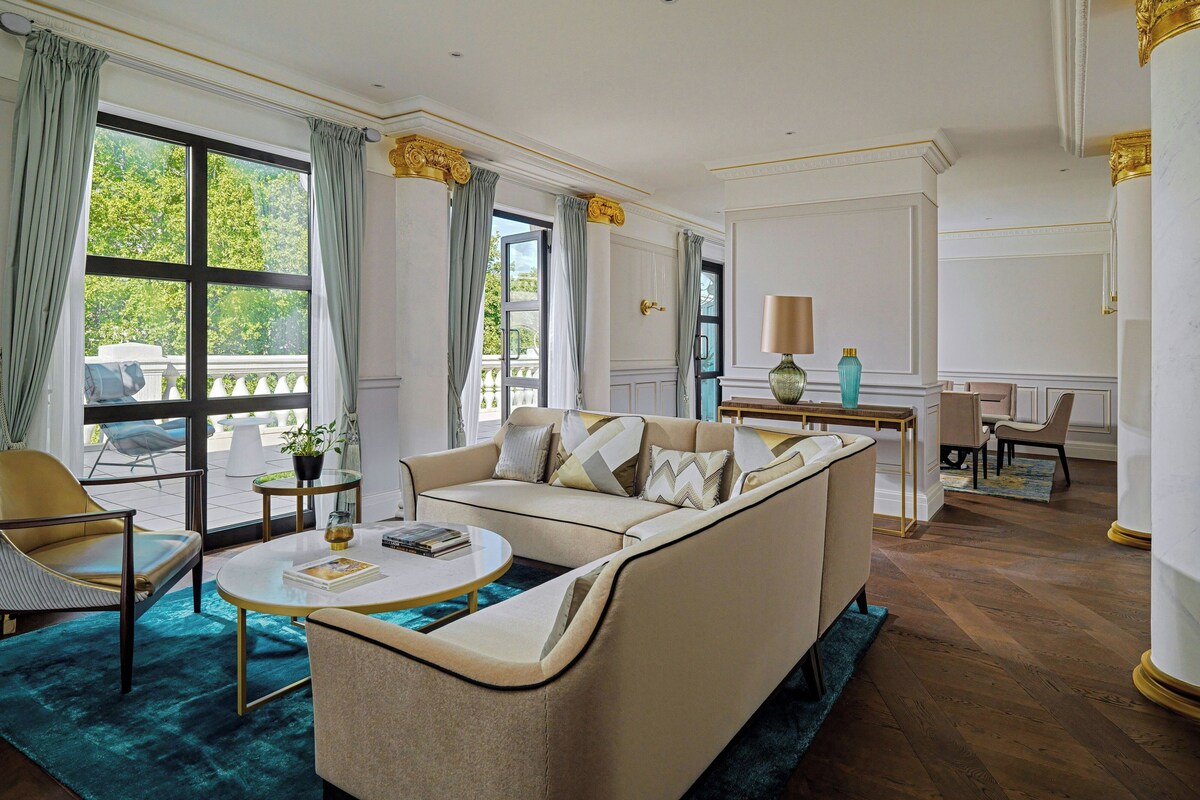 Executive Suite, 1 Double Bed, City View | Living area