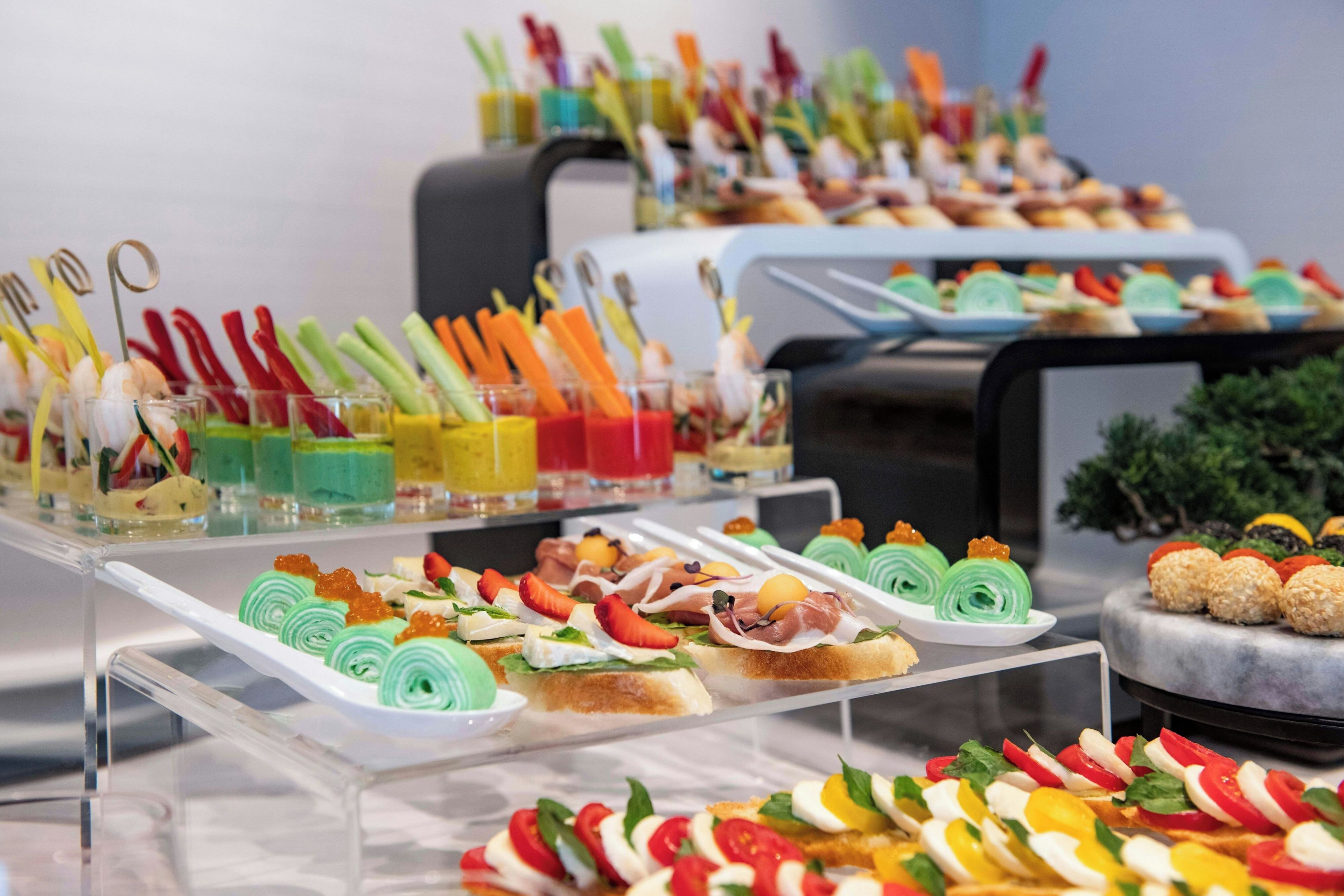 Een buffet met diverse gerechten en bestek.