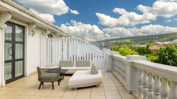 Grand Suite, 1 Bedroom | 1 bedroom, minibar, in-room safe, desk