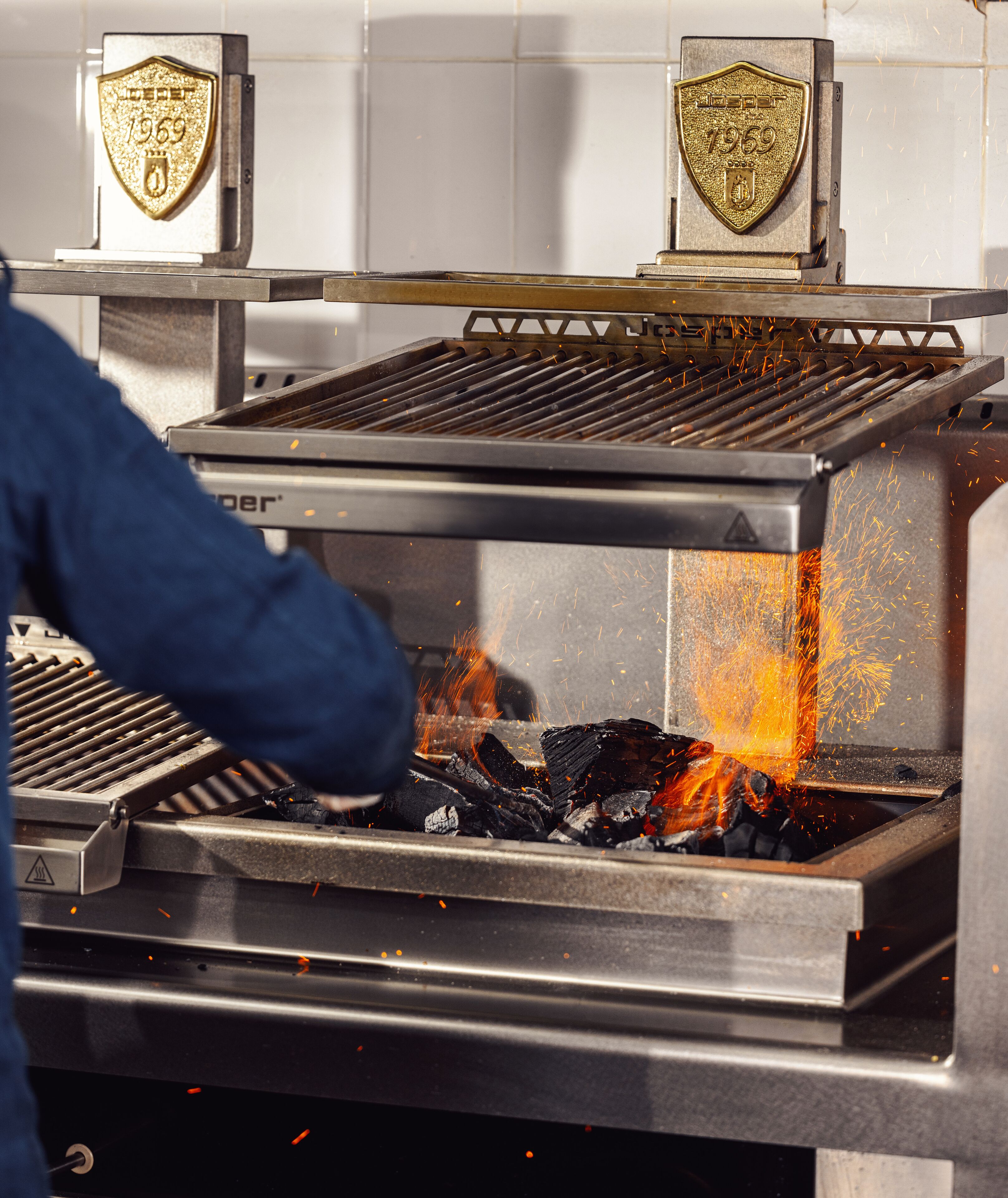 breakfast, lunch, dinner served; international cuisine