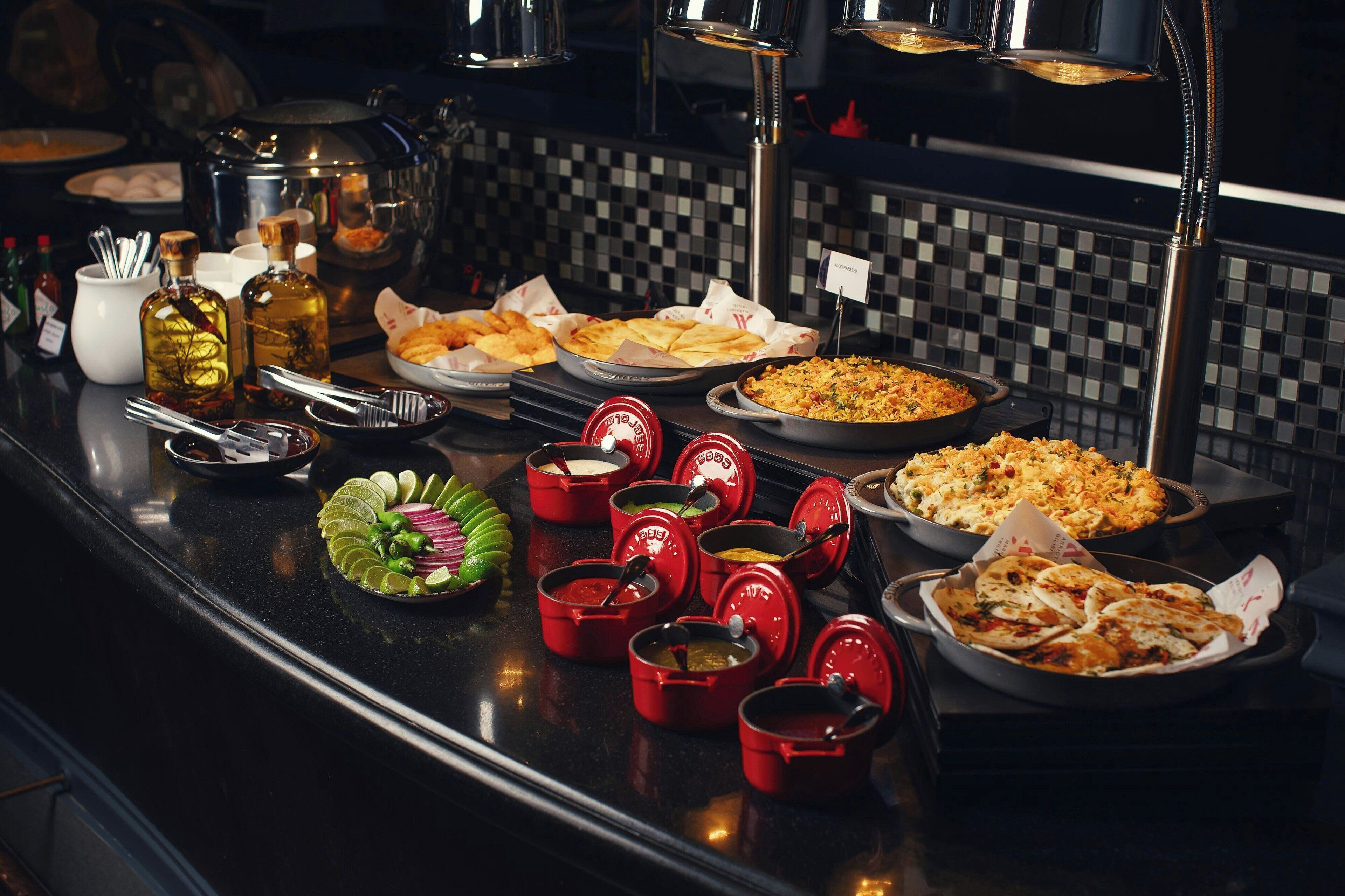 Ein reichhaltiges Buffet mit verschiedenen Speisen und Beilagen.