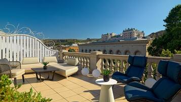 Habitación ejecutiva, 1 cama de matrimonio grande con sofá cama | 1 dormitorio, minibar, caja fuerte y escritorio