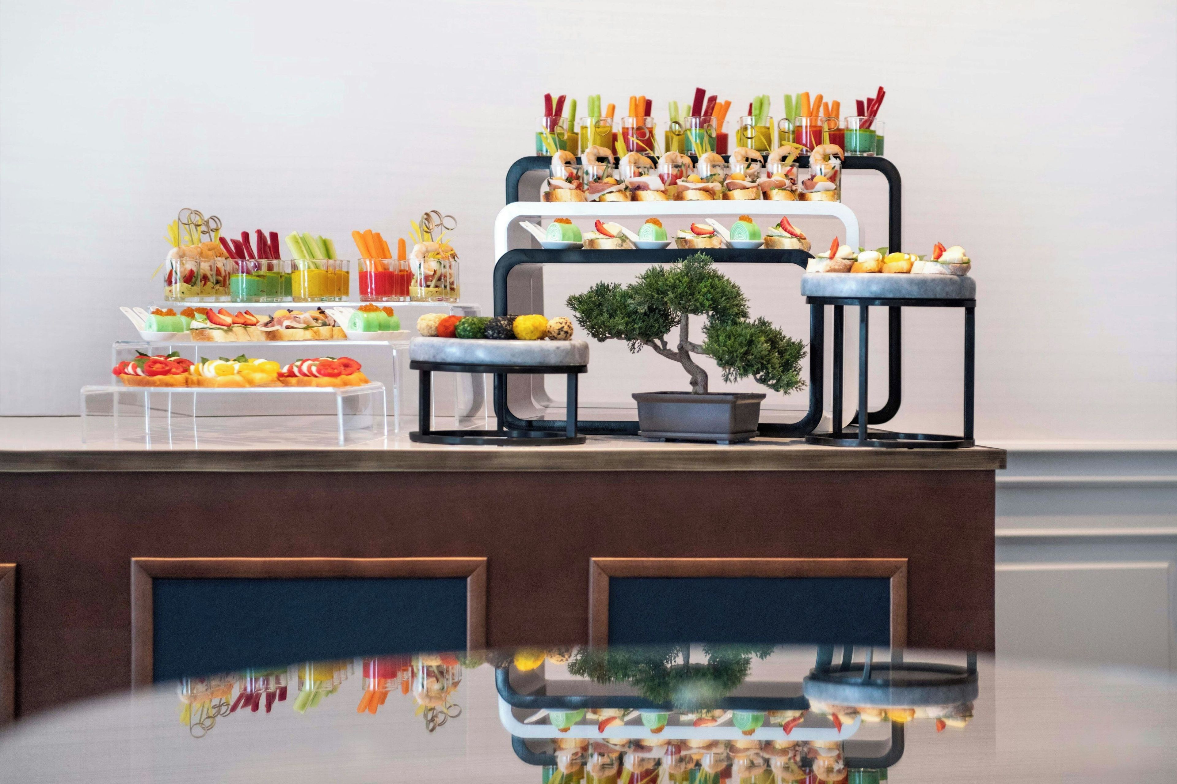 Un buffet proposant une variété de plats et de boissons.