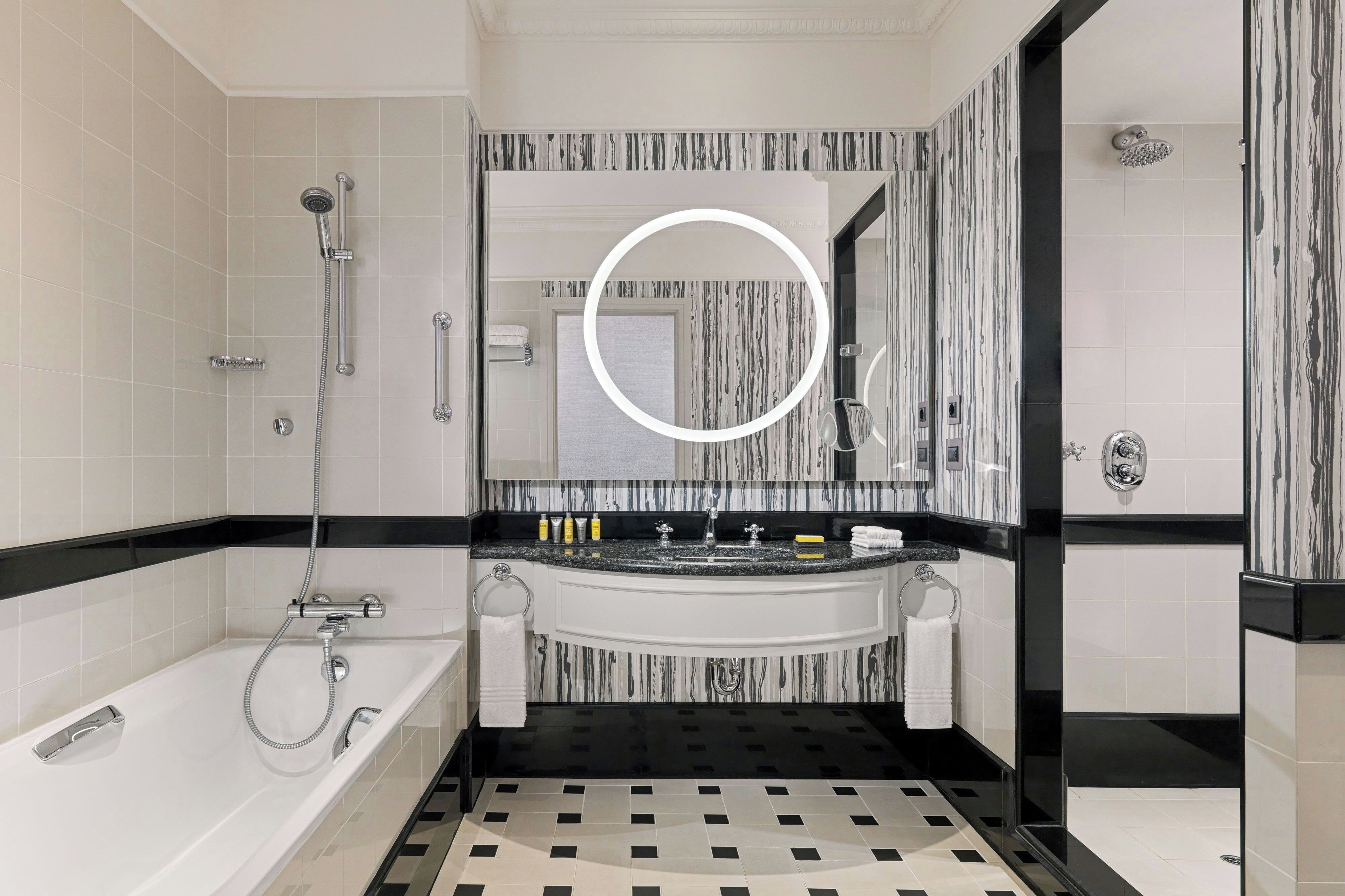 Un bagno moderno con vasca, doccia e mobile lavabo con specchio.