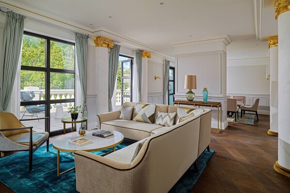 Executive Suite, 1 Double Bed, City View | Living area