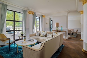 Living area - Tbilisi Marriott Hotel (Tbilisi)