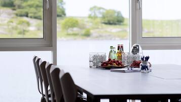 Breakfast and dinner served