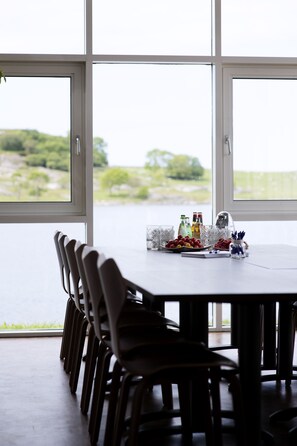 Frukost och middag serveras