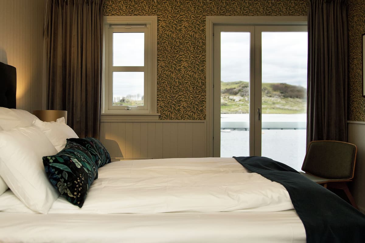 double room | desk, iron/ironing board, cots/infant beds, rollaway beds