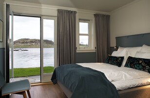 Escritorio, tabla de planchar con plancha y cunas 