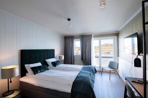 Een bureau, een strijkplank/strijkijzer, babybedden, extra bedden