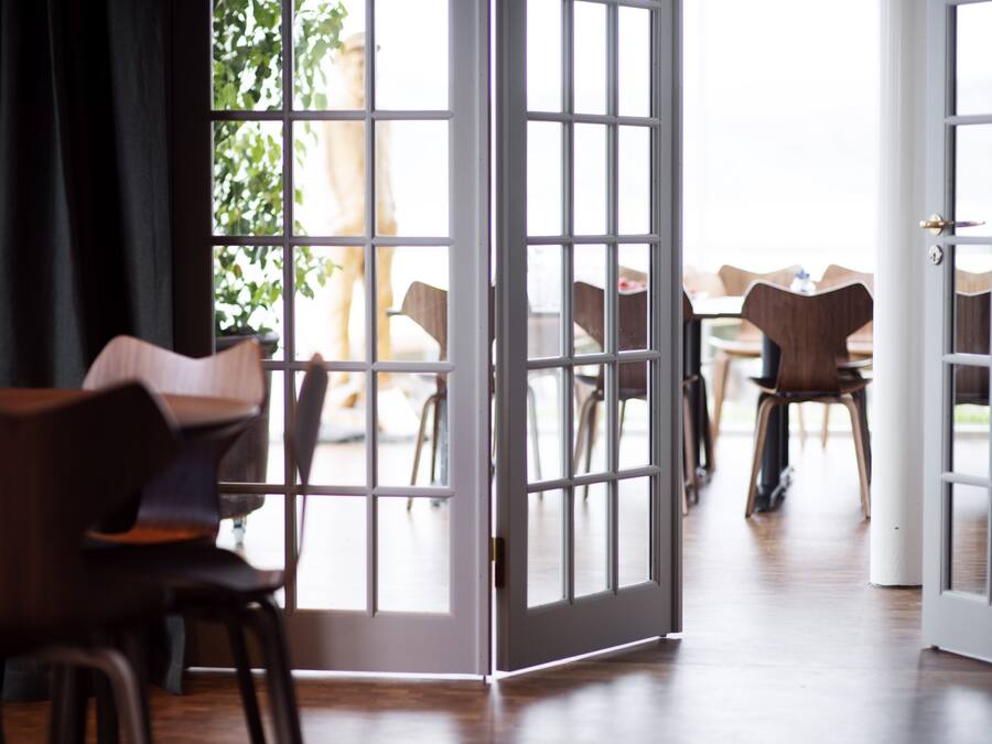 Breakfast and dinner served