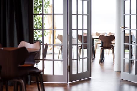 Breakfast and dinner served . Utstein Kloster Hotell