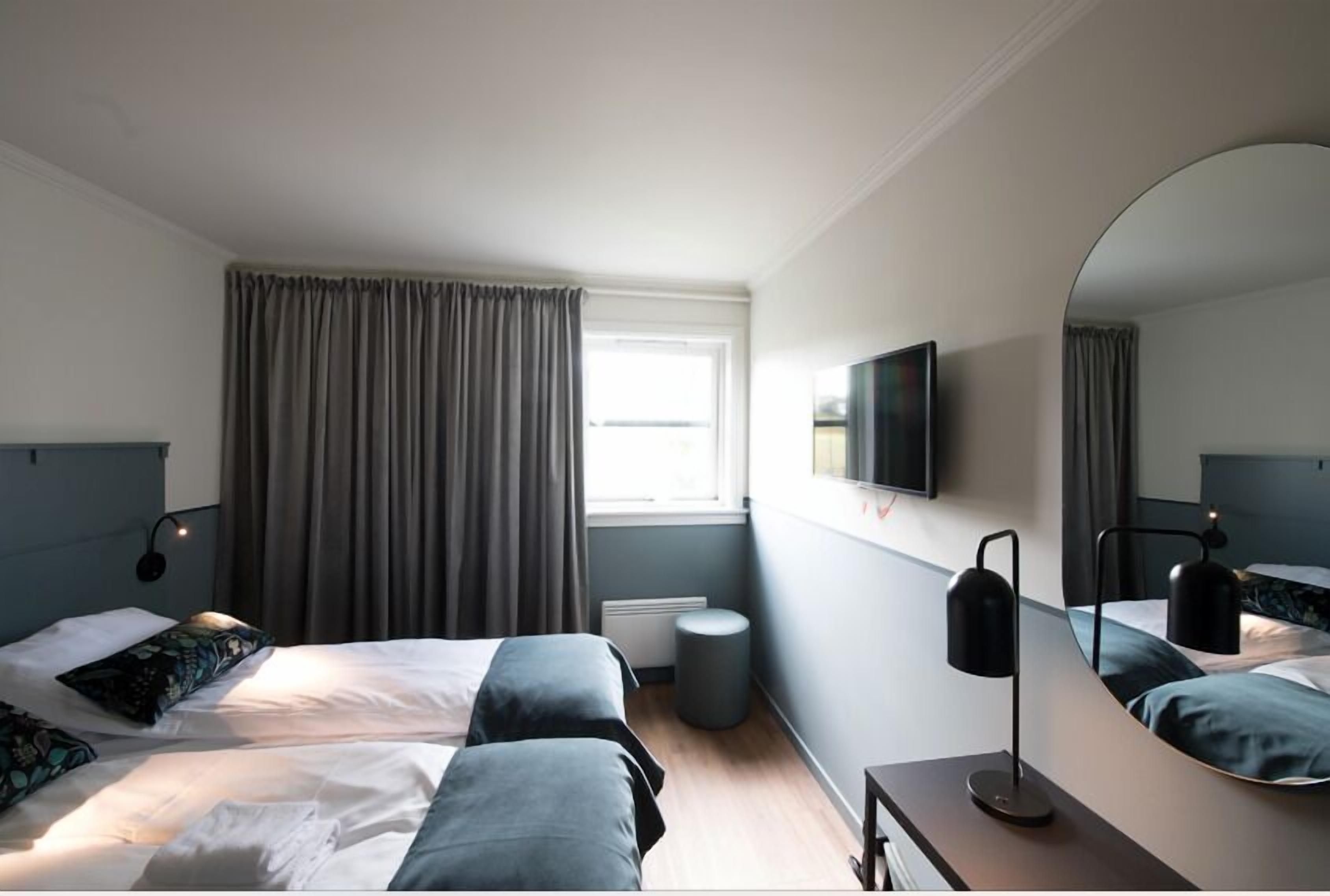 twin room | desk, iron/ironing board, cots/infant beds, rollaway beds