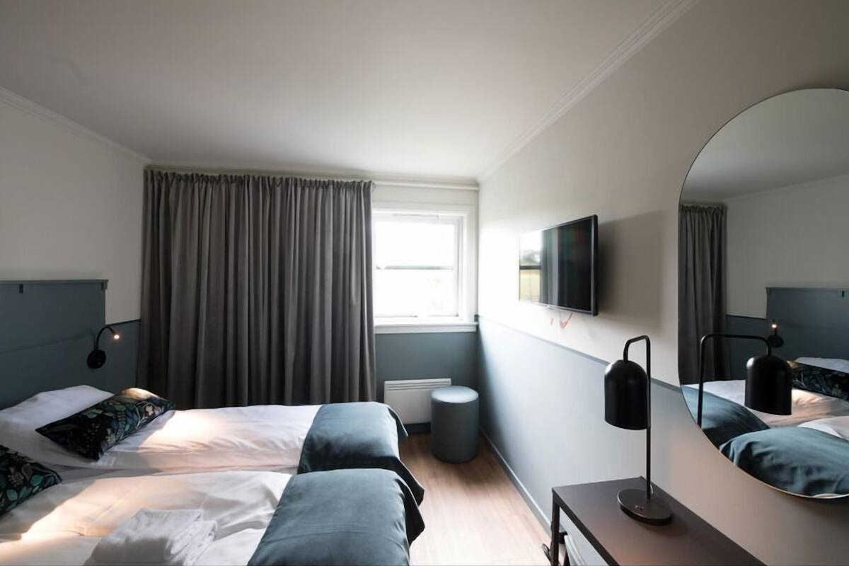 twin room | desk, iron/ironing board, cots/infant beds, rollaway beds