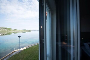 Escritorio, tabla de planchar con plancha y cunas 