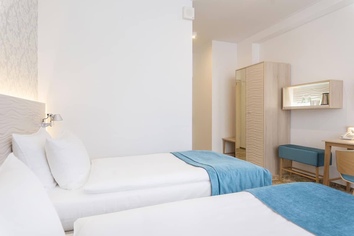 Standard Twin Room | In-room safe, desk, laptop workspace, blackout drapes