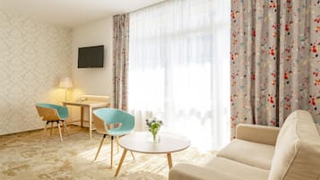 Family Room | In-room safe, desk, laptop workspace, blackout drapes