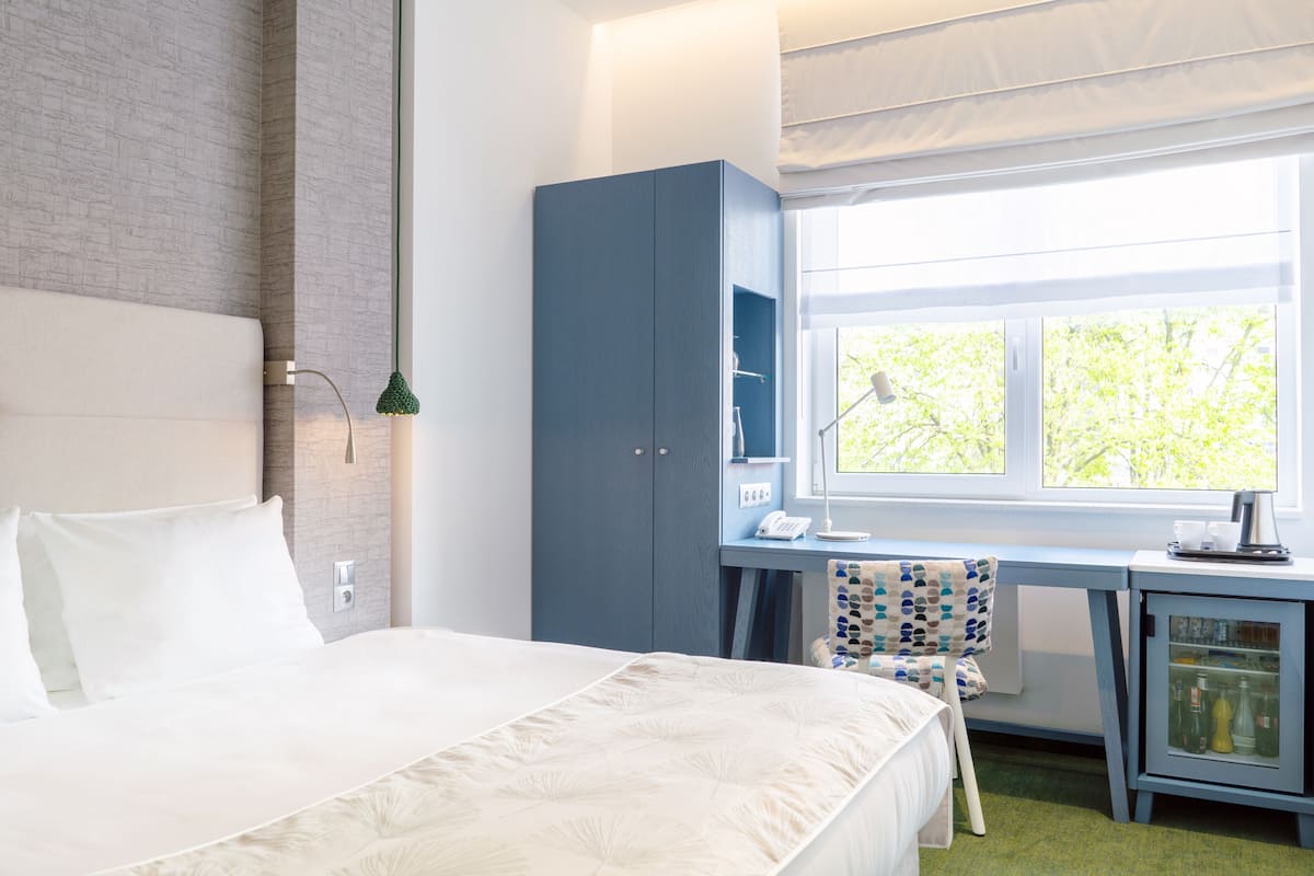 Executive Room | In-room safe, desk, laptop workspace, blackout drapes