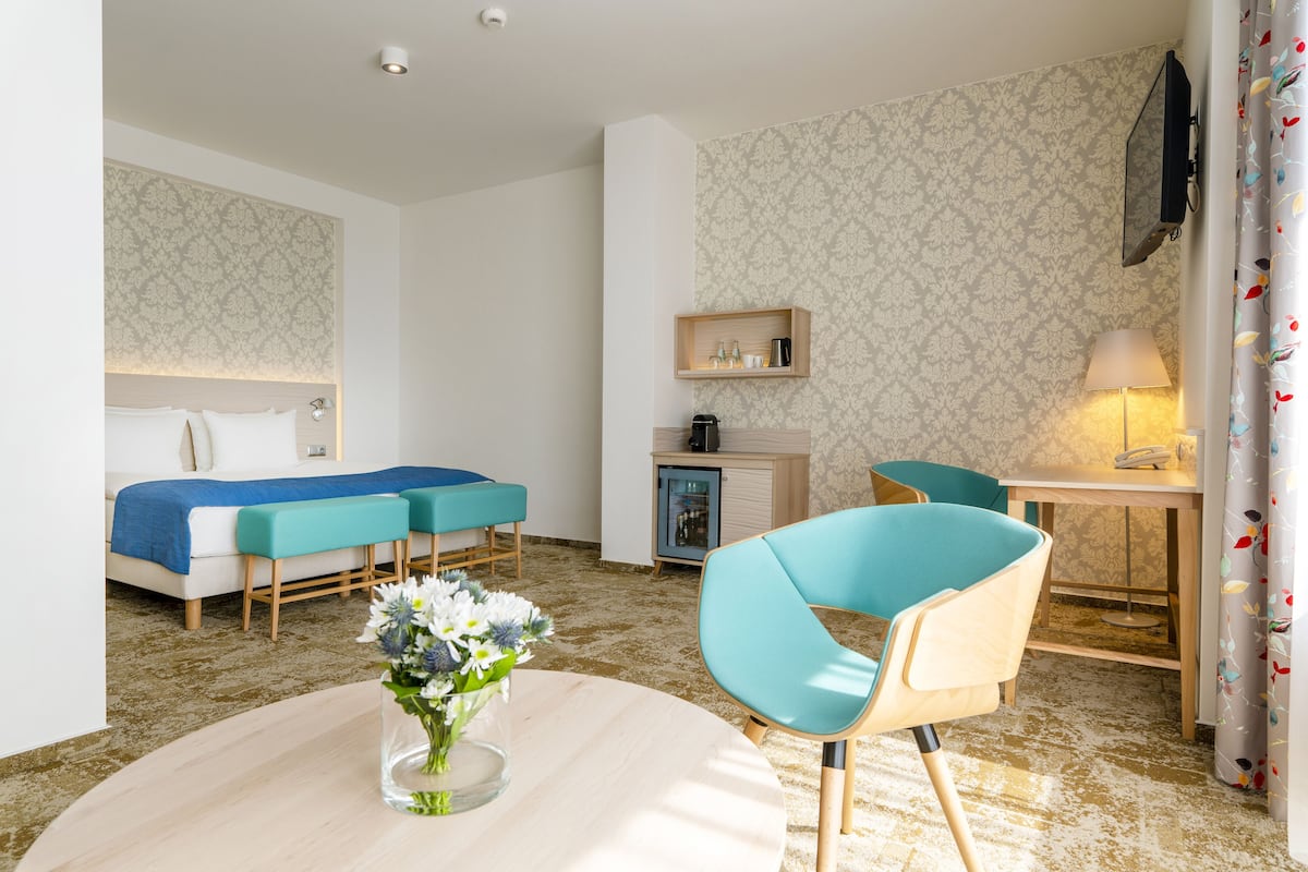 Family Room | In-room safe, desk, laptop workspace, blackout drapes