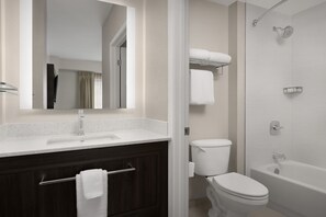 Ducha y bañera combinadas y artículos de higiene personal gratuitos