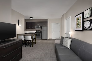 Zimmersafe, Schreibtisch, Bügeleisen/Bügelbrett, kostenlose Babybetten