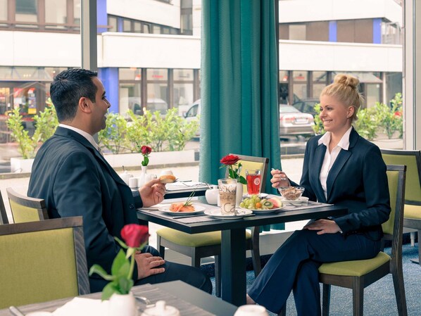 Daily buffet breakfast for a fee - Mercure Hotel Frankfurt Eschborn Sued (Eschborn)
