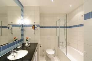 Combined shower/bathtub, eco-friendly toiletries, hair dryer, towels