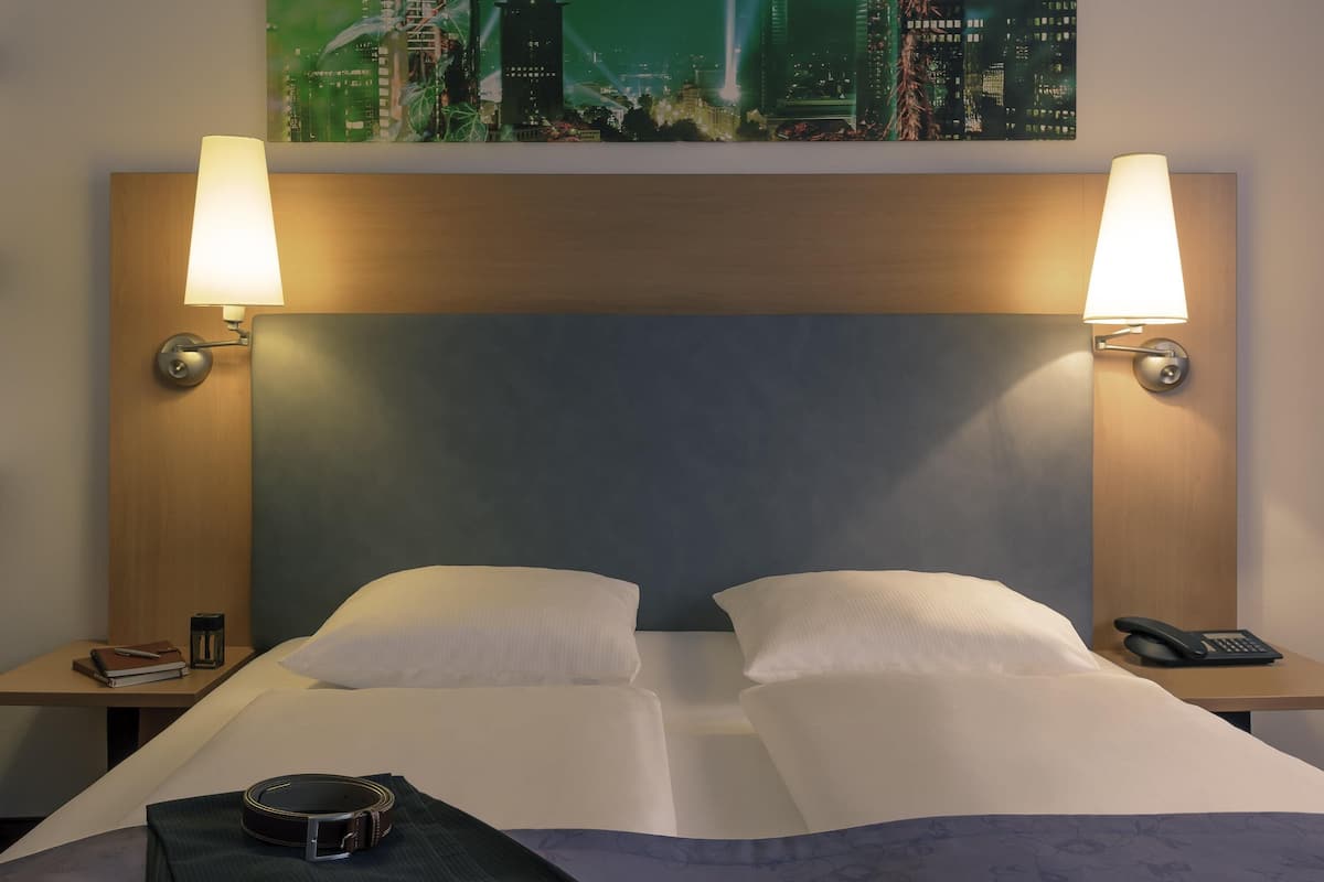 Standardzimmer, 2 Einzelbetten | Allergikerbettwaren, Minibar, Zimmersafe, Schreibtisch
