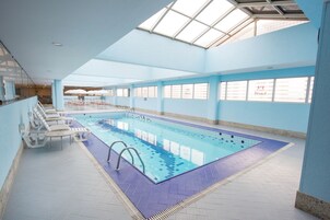 Indoor pool, sun loungers