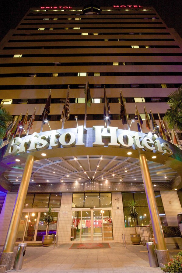 El exterior del Hotel Bristol, con su nombre bien visible sobre la entrada.