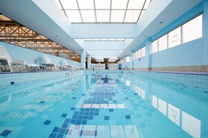Inomhuspool och solstolar