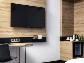 高級客房, 1 張加大雙人床 (Modern and Trendy) | 防敏寢具、書桌、手提電腦工作空間、遮光窗簾/窗簾