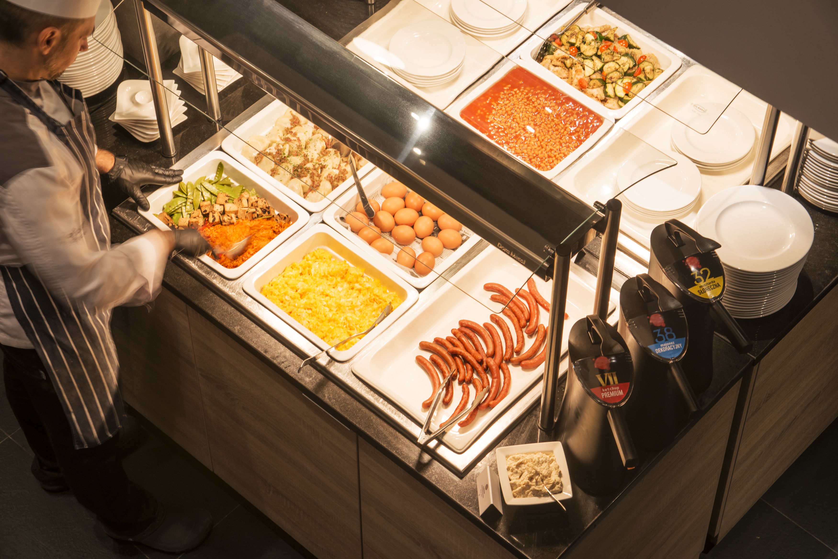 daily buffet breakfast (pln 80 per person)