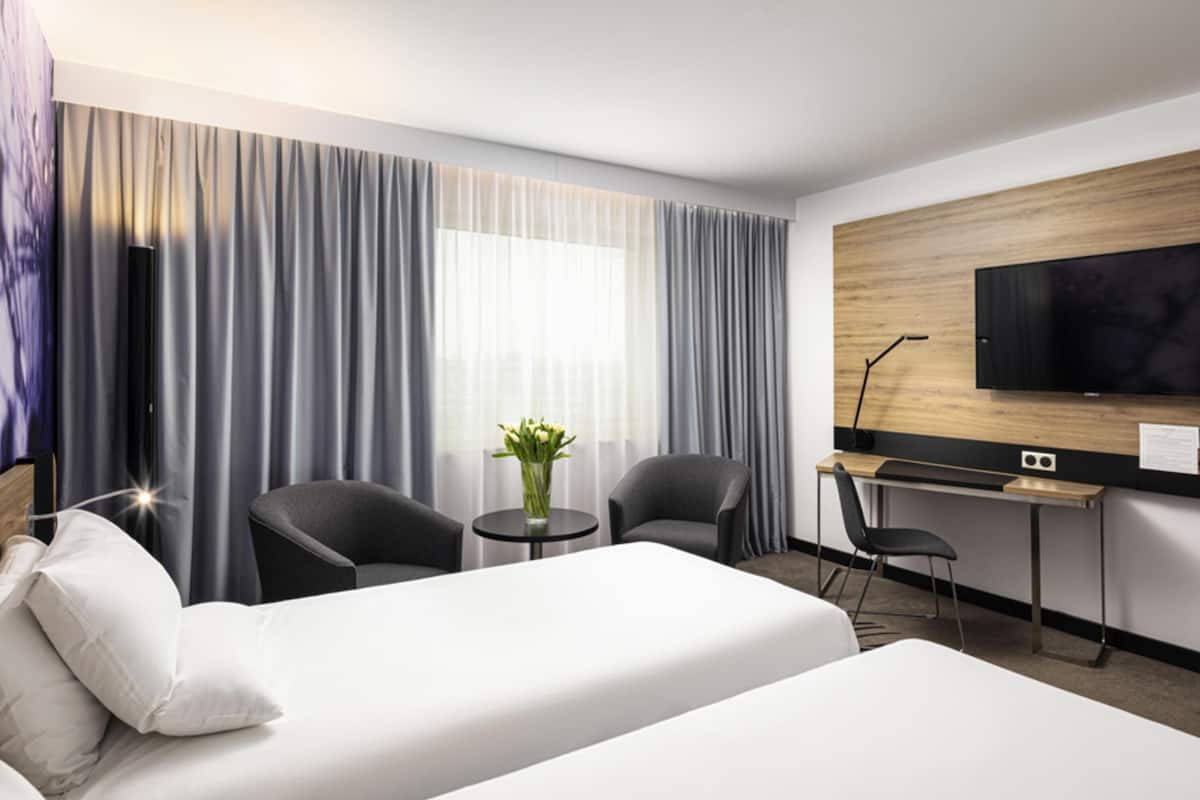 Hypo-allergenic bedding, in-room safe, desk, blackout drapes