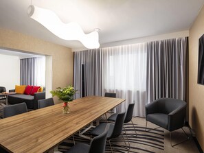 Apartment, 1 King Bed | Hypo-allergenic bedding, desk, laptop workspace, blackout drapes