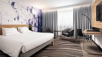 Executive Room, 1 Queen Bed | Hypo-allergenic bedding, desk, laptop workspace, blackout drapes